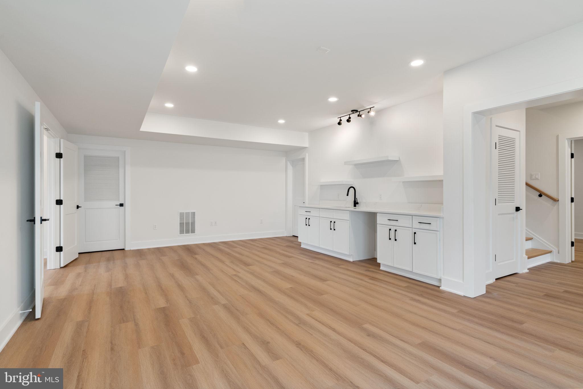 VIENNA WOODS - Residential