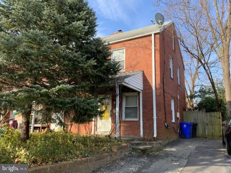 Handsome 3 BR, 1.5 BA, 3 LVL, Semi-Detached Just Mins to Henderson Hall, Ft Myer, Pentagon, I395, DCA, Great Shopping, & Cool Eateries! * Extra Upper Level Bedroom and Main Level 1/2 Bath * Front Porch and * Patio Deck * Fully Fenced Back Yard With Extra Storage Shed * Year 'round Fire Pit for Relaxation and Entertainment * Driveway Parking AND Plenty of Street Parking * Tesla Electric Car Charger Recently Installed *  COMBO LB -- AVAILABLE May 1! * No Smoking * Pets -- Case by Case