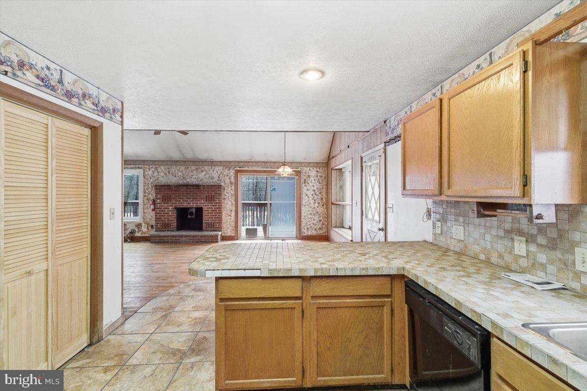 SAW CREEK EST - Residential