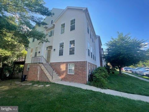 Townhouse For Rent - 21234 Millwood Square<br/> STERLING, VA 20165