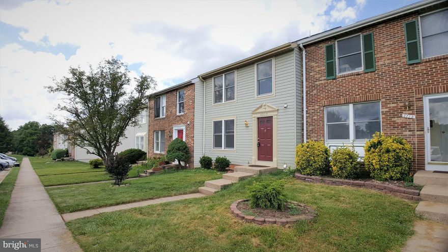 AVAILABLE IMMEDIATELY! 3 FINISHED LVLS SPACIOUS/SUNNY TOWNHOUSE W/ WALKOUT BASEMENT. FRESHLY PAINT & NEW CARPET,  WELL MAINTAINED HOME.  EXCELLENT NEIGHBORHOOD W/ TOP SCHOOLS. CLOSE TO RTE 50 & FAIRFAX COUNTY PKWY, MINS TO COMMUTER BUS. NO MORE THAN 2 INCOMES TO APPLY. 2 ASSIGNED PARKING SPACES # 17