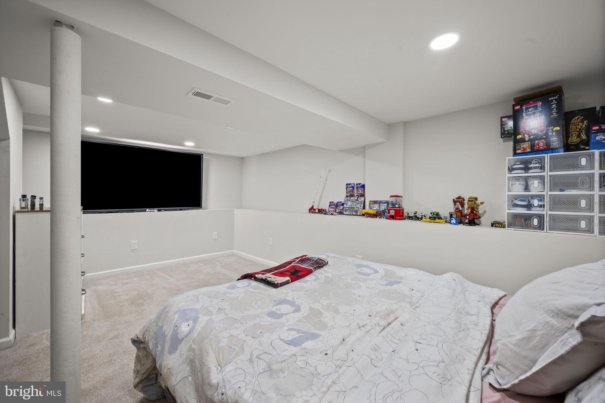 GRAY MANOR - Residential