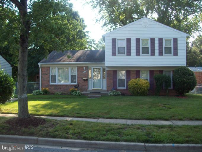 Opportunity awaits at this detached home in the community of Waterford. Home needs work including plumbing and HVAC but already features a family room with fireplace, wood floors, stainless appliances, large room sizes and a level lot. Sold as-is and the seller will only accept renovation financing or cash.