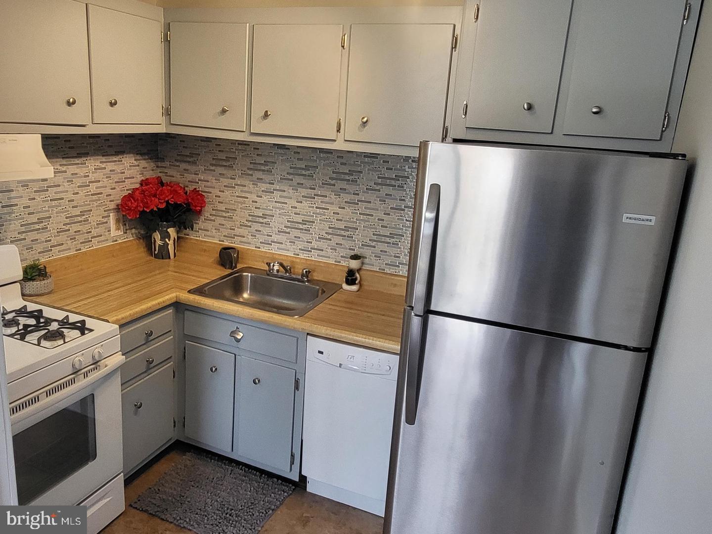 CONTEMPORARY VLG - Residential Lease