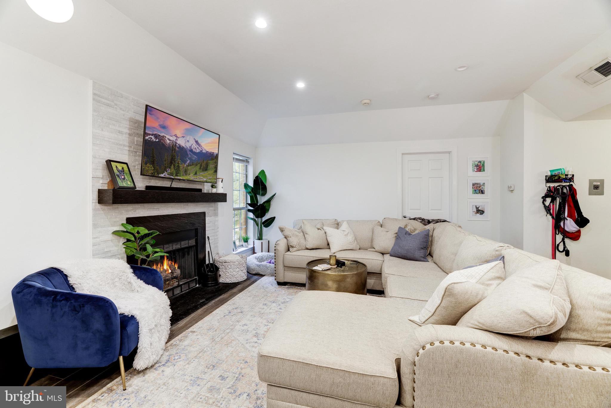 PENDERBROOK SQUARE CONDOMINIUMS - Residential Lease