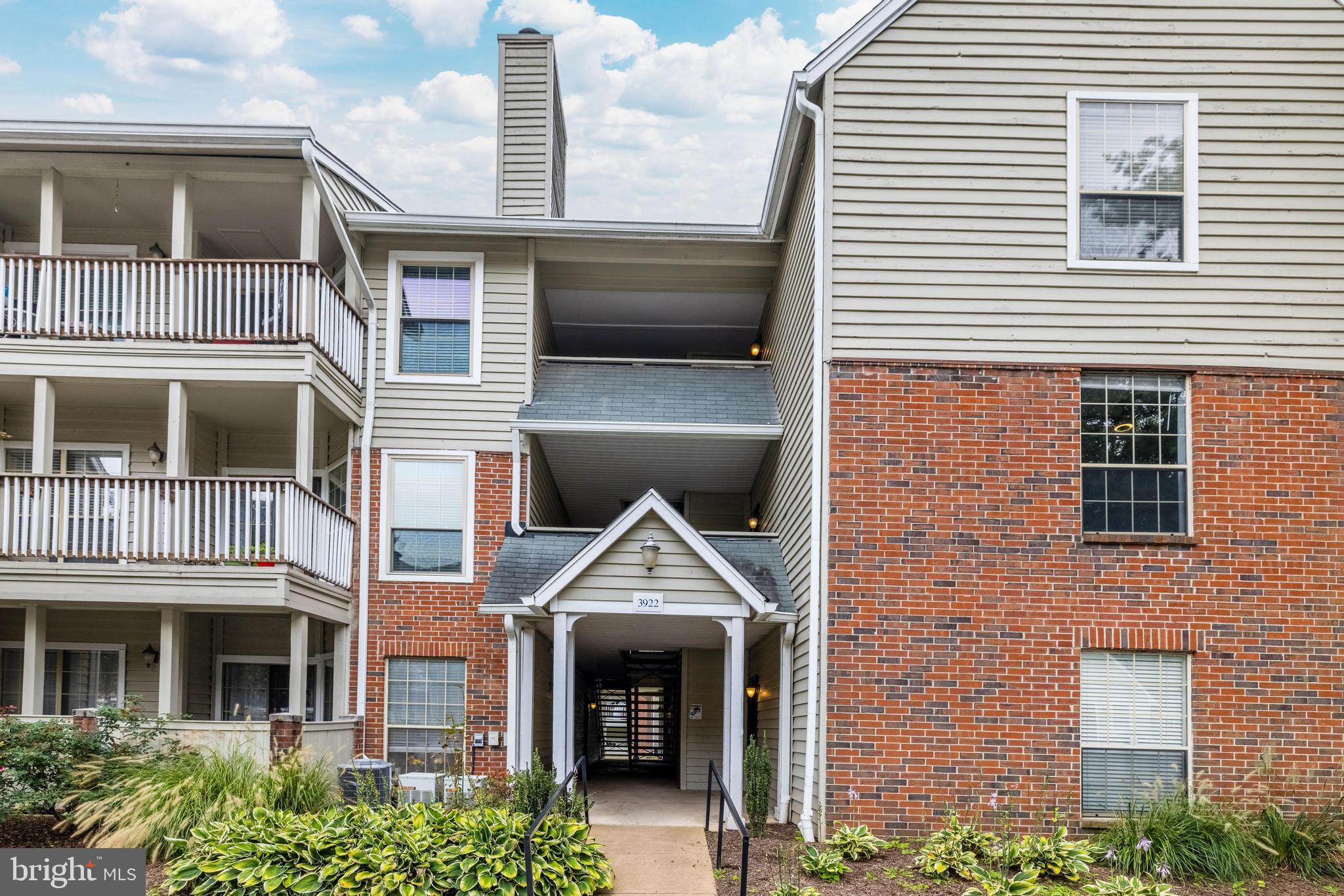 PENDERBROOK SQUARE CONDOMINIUMS - Residential Lease