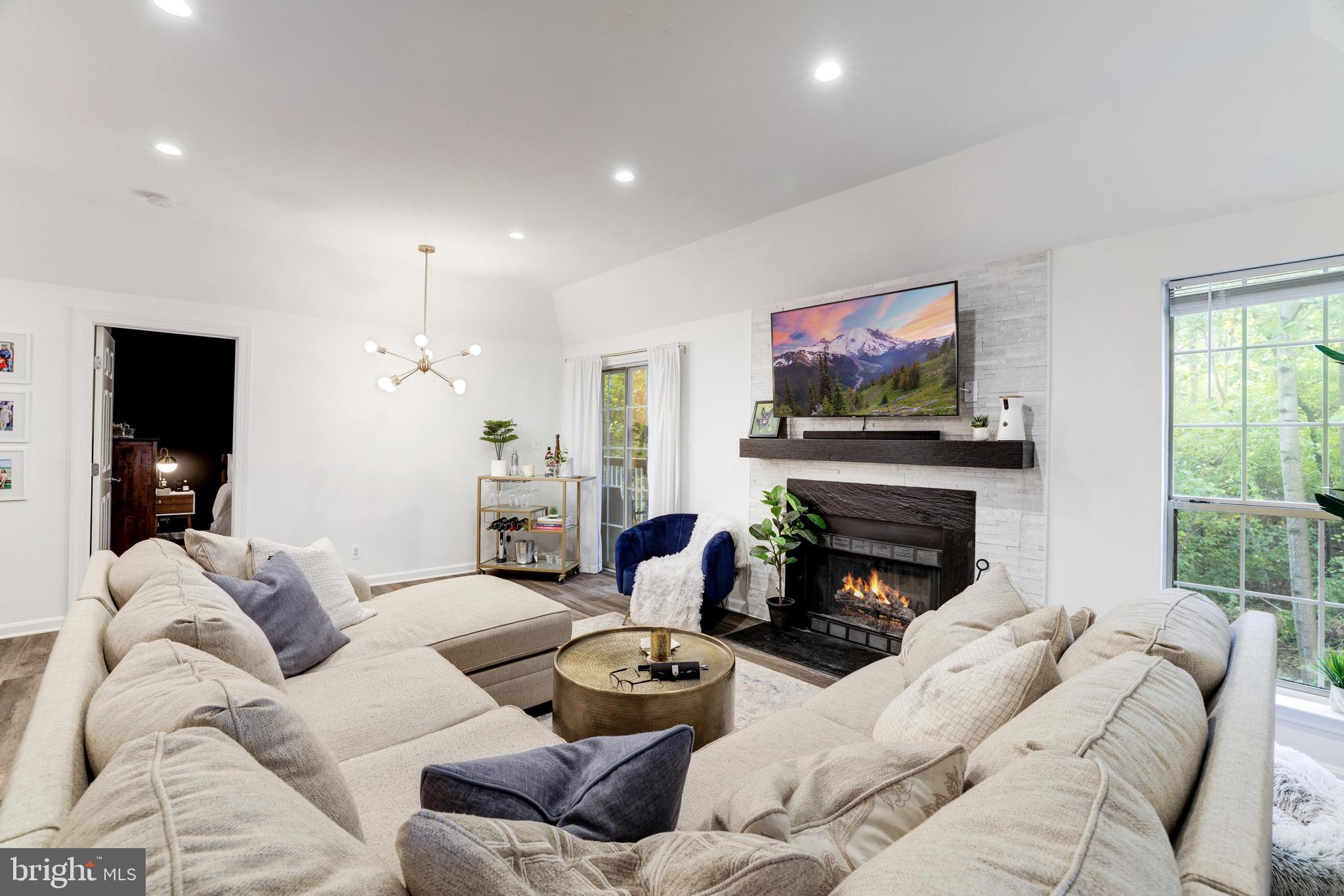 PENDERBROOK SQUARE CONDOMINIUMS - Residential Lease