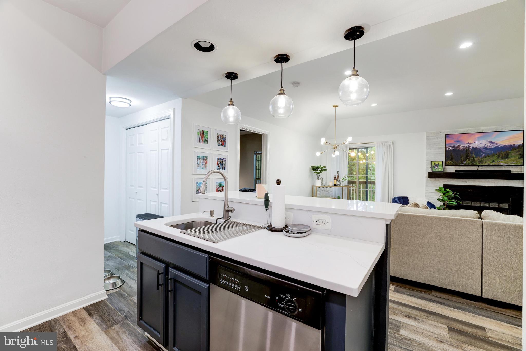 PENDERBROOK SQUARE CONDOMINIUMS - Residential Lease