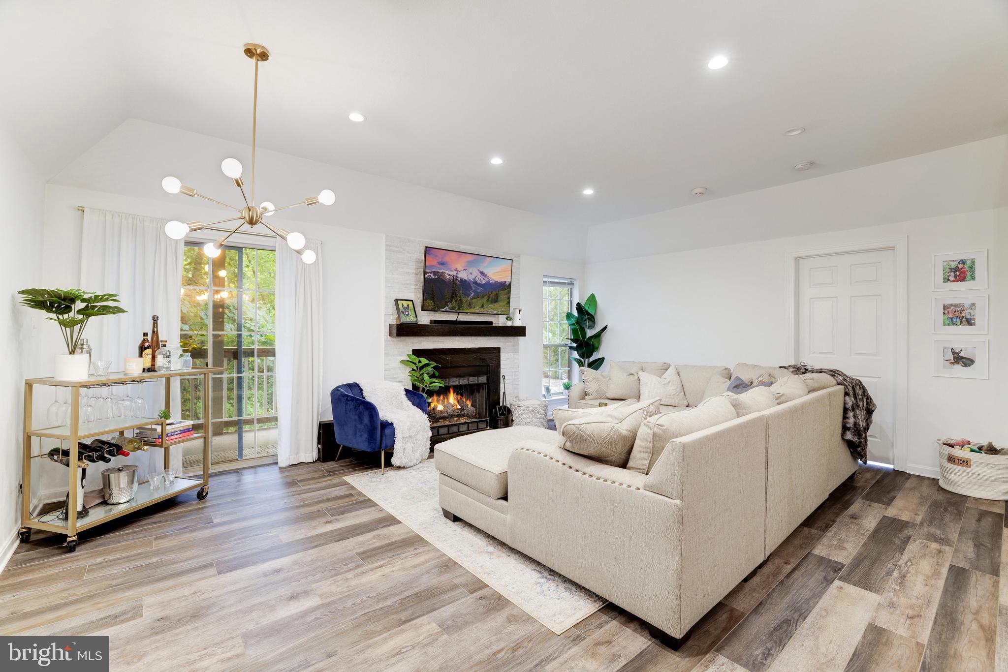 PENDERBROOK SQUARE CONDOMINIUMS - Residential Lease