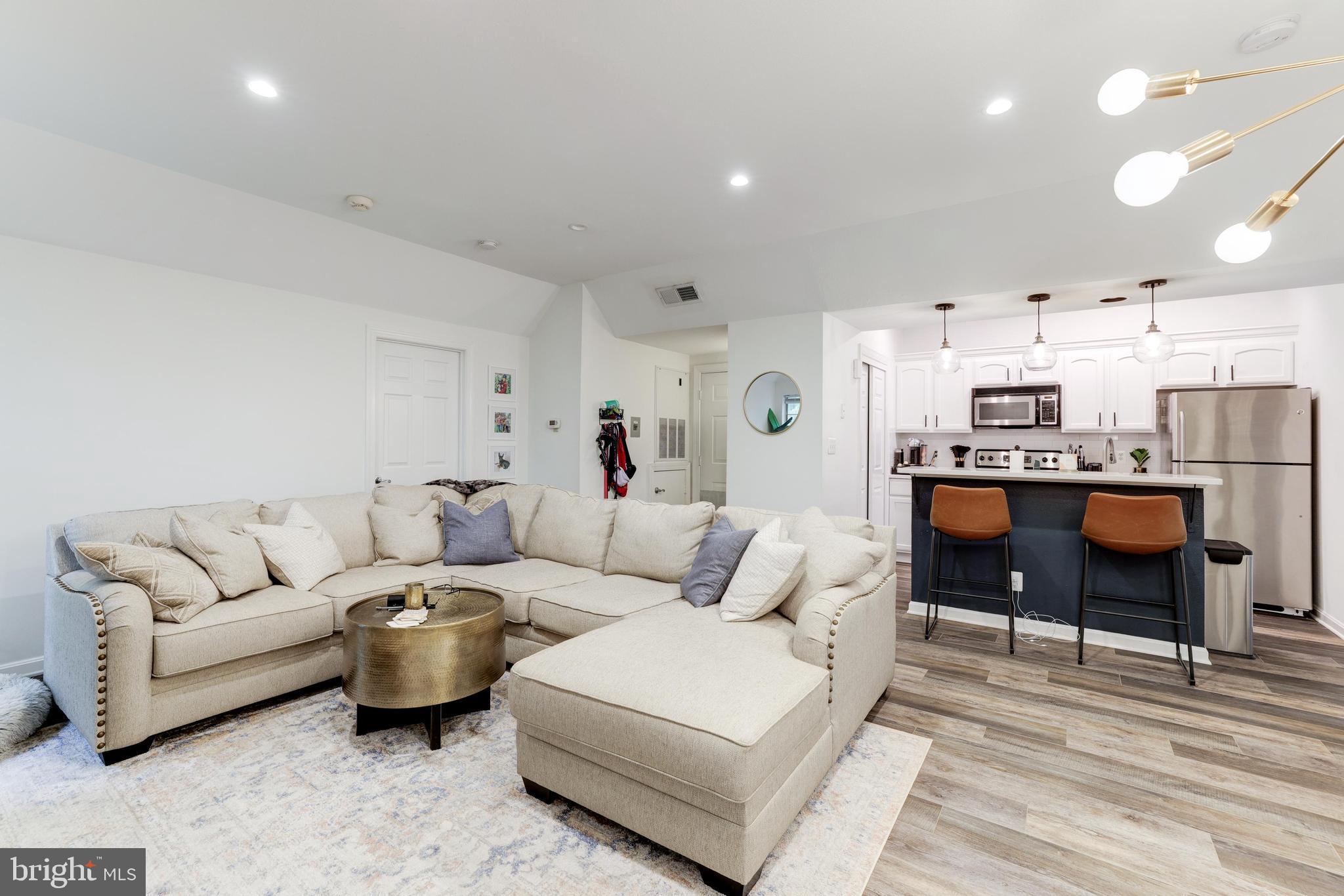 PENDERBROOK SQUARE CONDOMINIUMS - Residential Lease