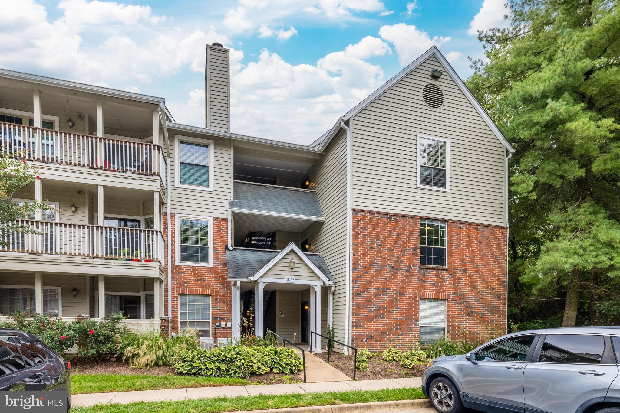 PENDERBROOK SQUARE CONDOMINIUMS - Residential Lease