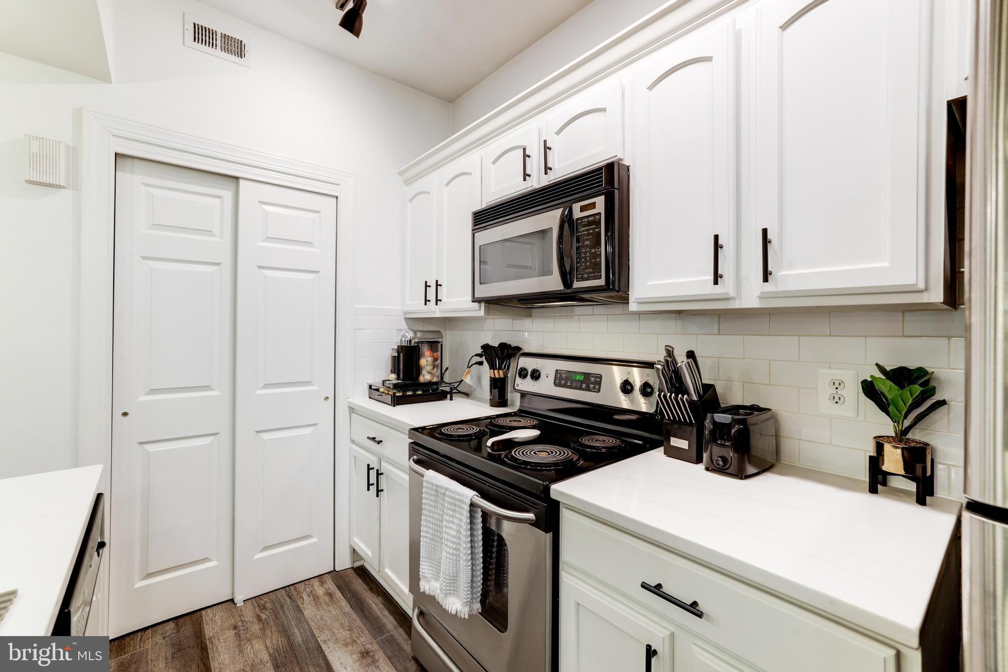 PENDERBROOK SQUARE CONDOMINIUMS - Residential Lease