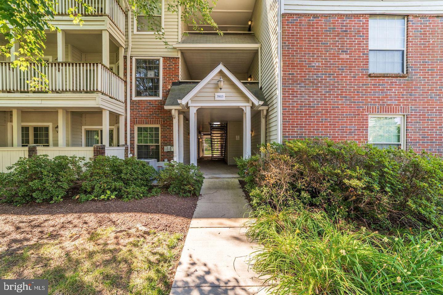 PENDERBROOK SQUARE CONDOMINIUMS - Residential Lease