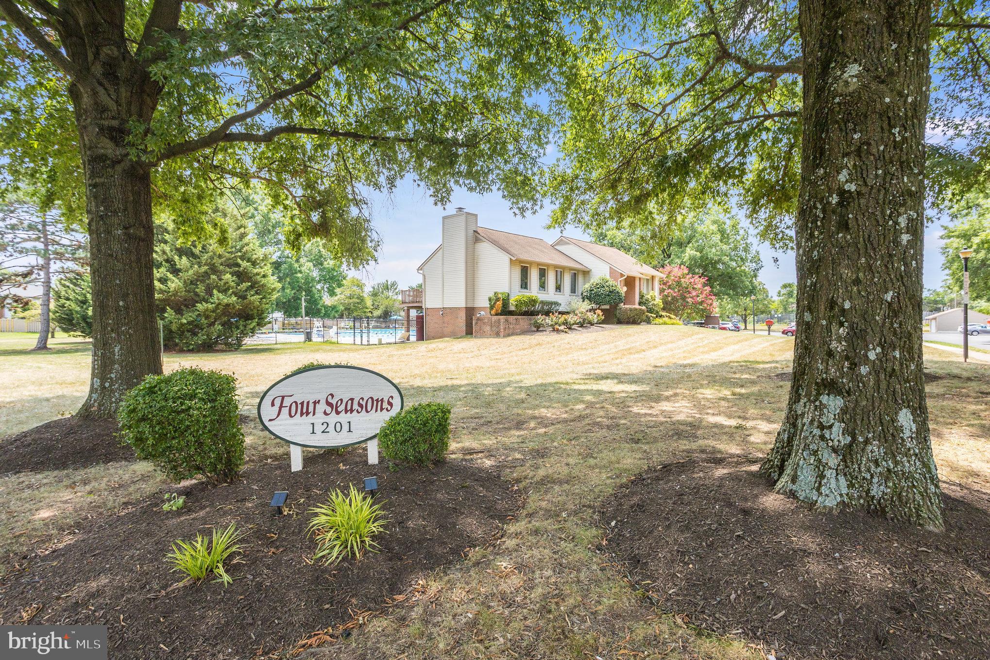 FOUR SEASONS - Residential