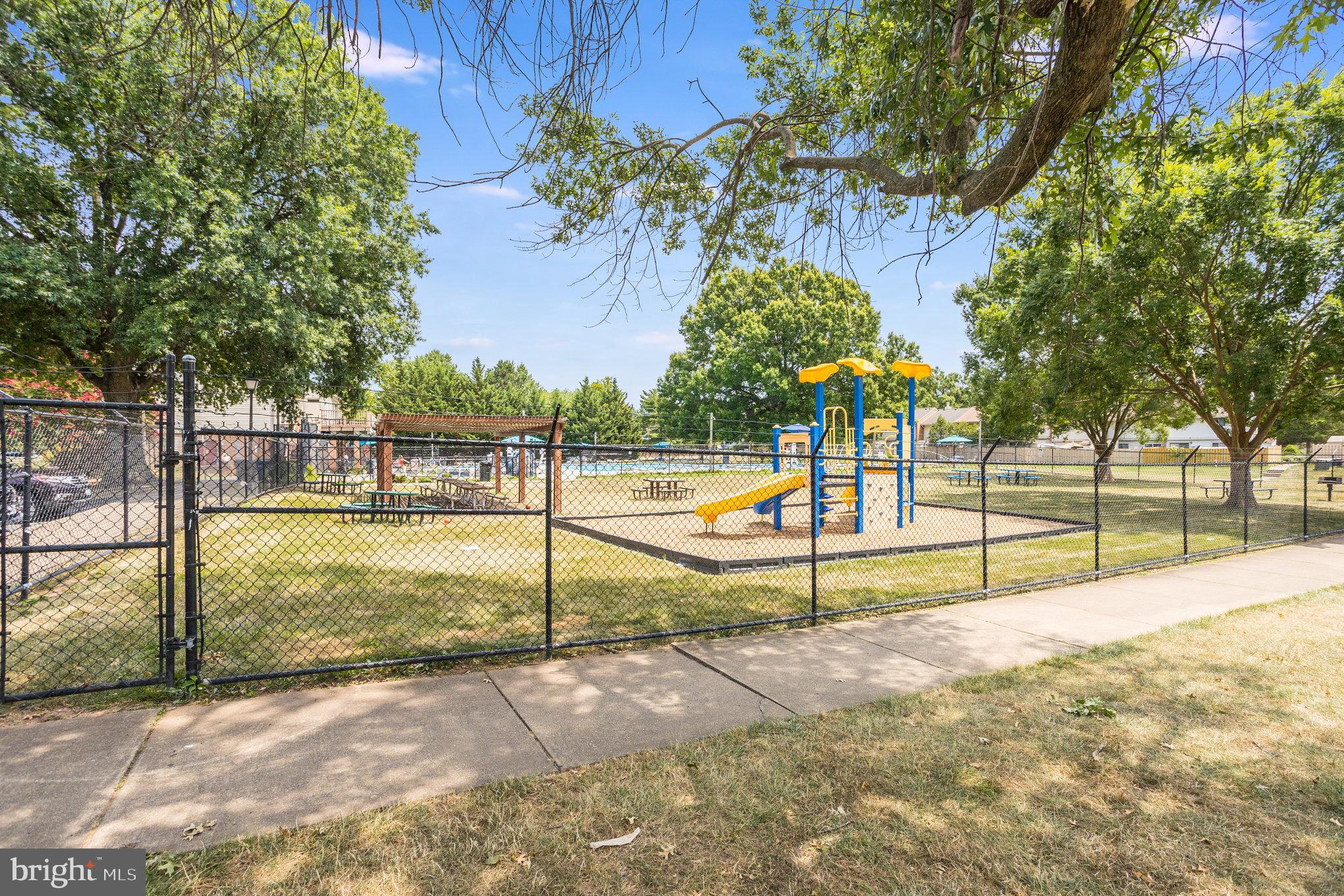 FOUR SEASONS - Residential