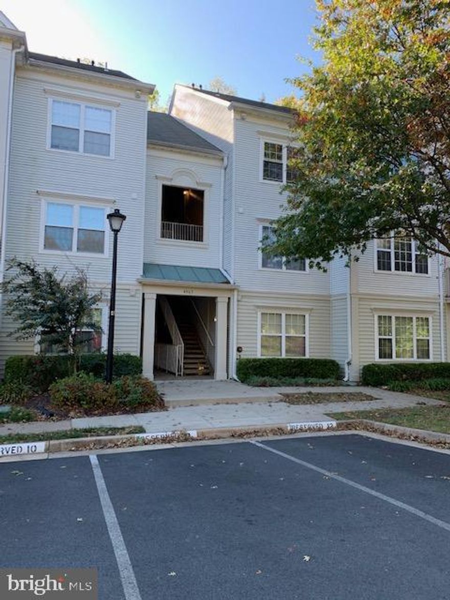 New listing in sought after Cedar Lakes community.New carpet, stove and paint. Close to shops, restaurants. 10 minute drive to Vienna metro station. Ready now.