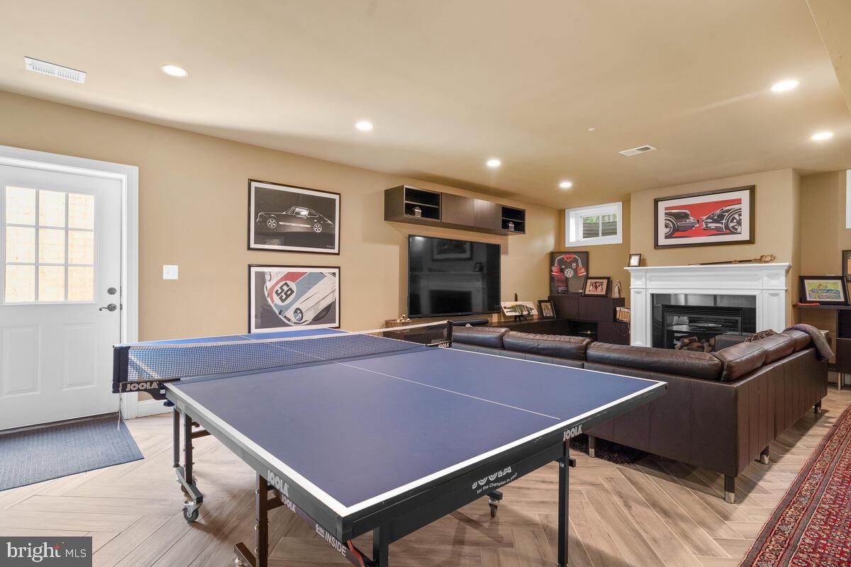 WEST VIENNA WOODS - Residential Lease