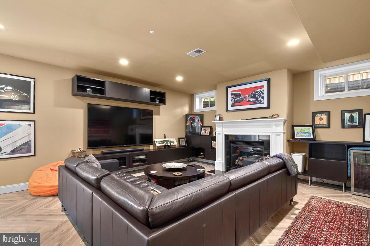 WEST VIENNA WOODS - Residential Lease