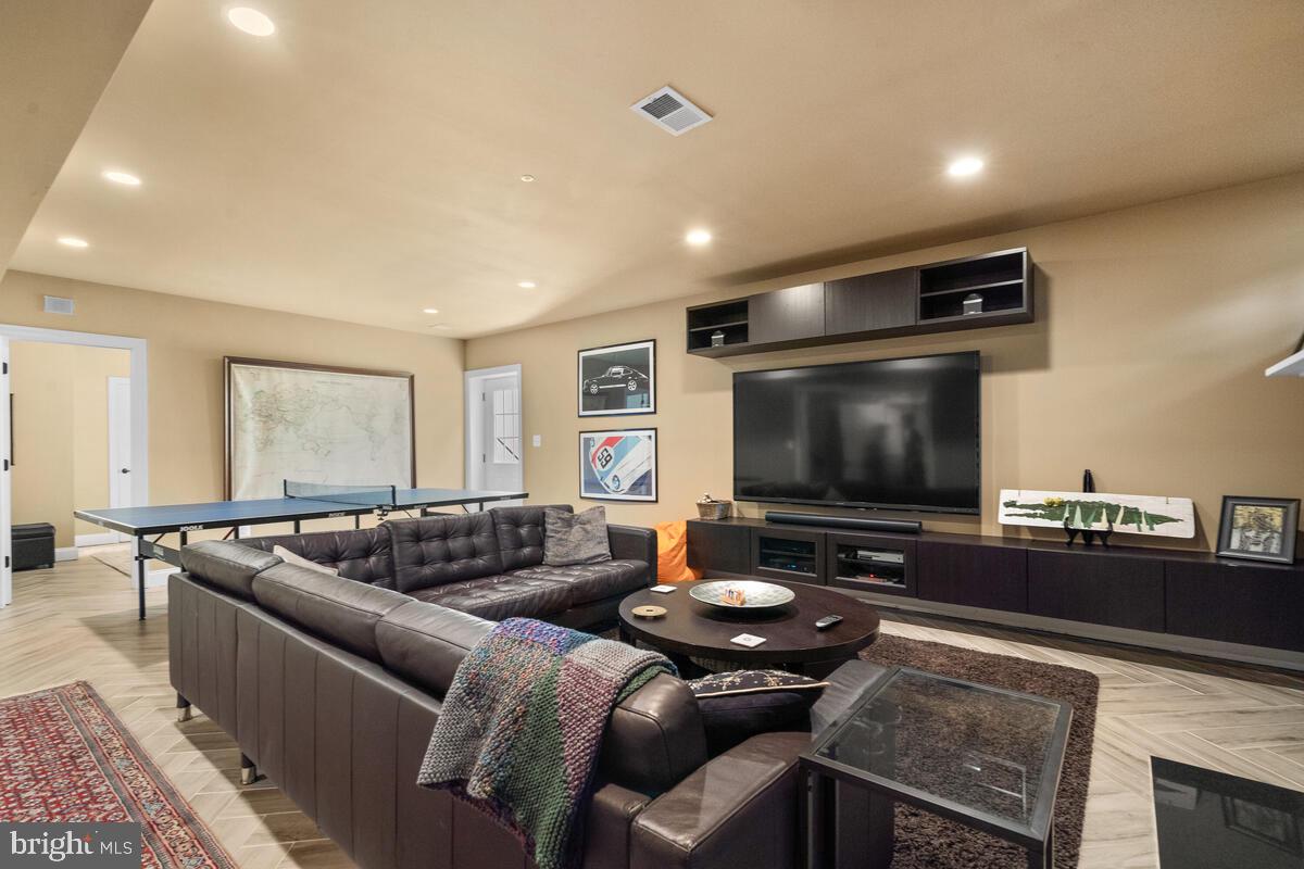 WEST VIENNA WOODS - Residential Lease