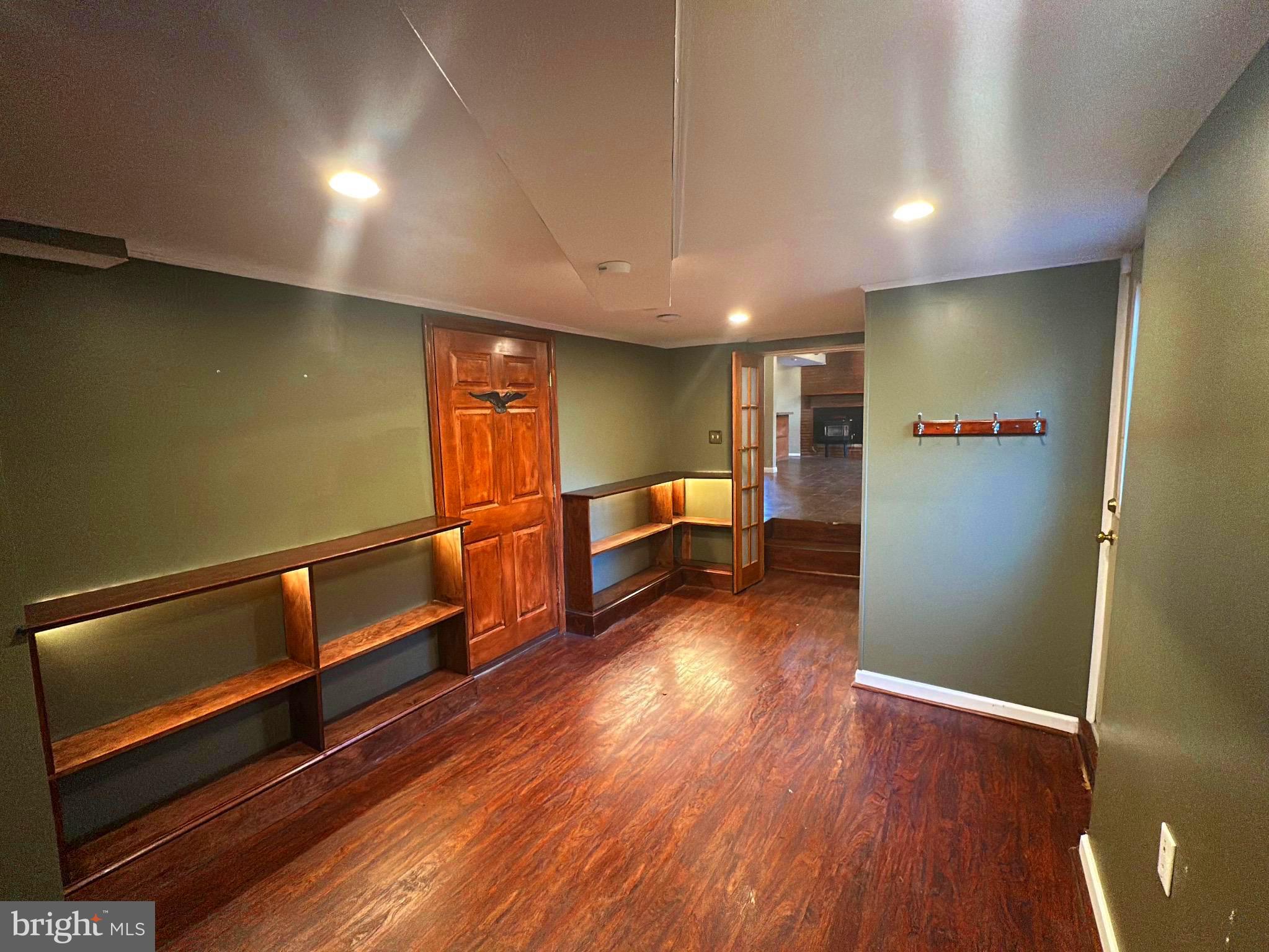 COUNTRY CLUB ESTATES - Residential Lease