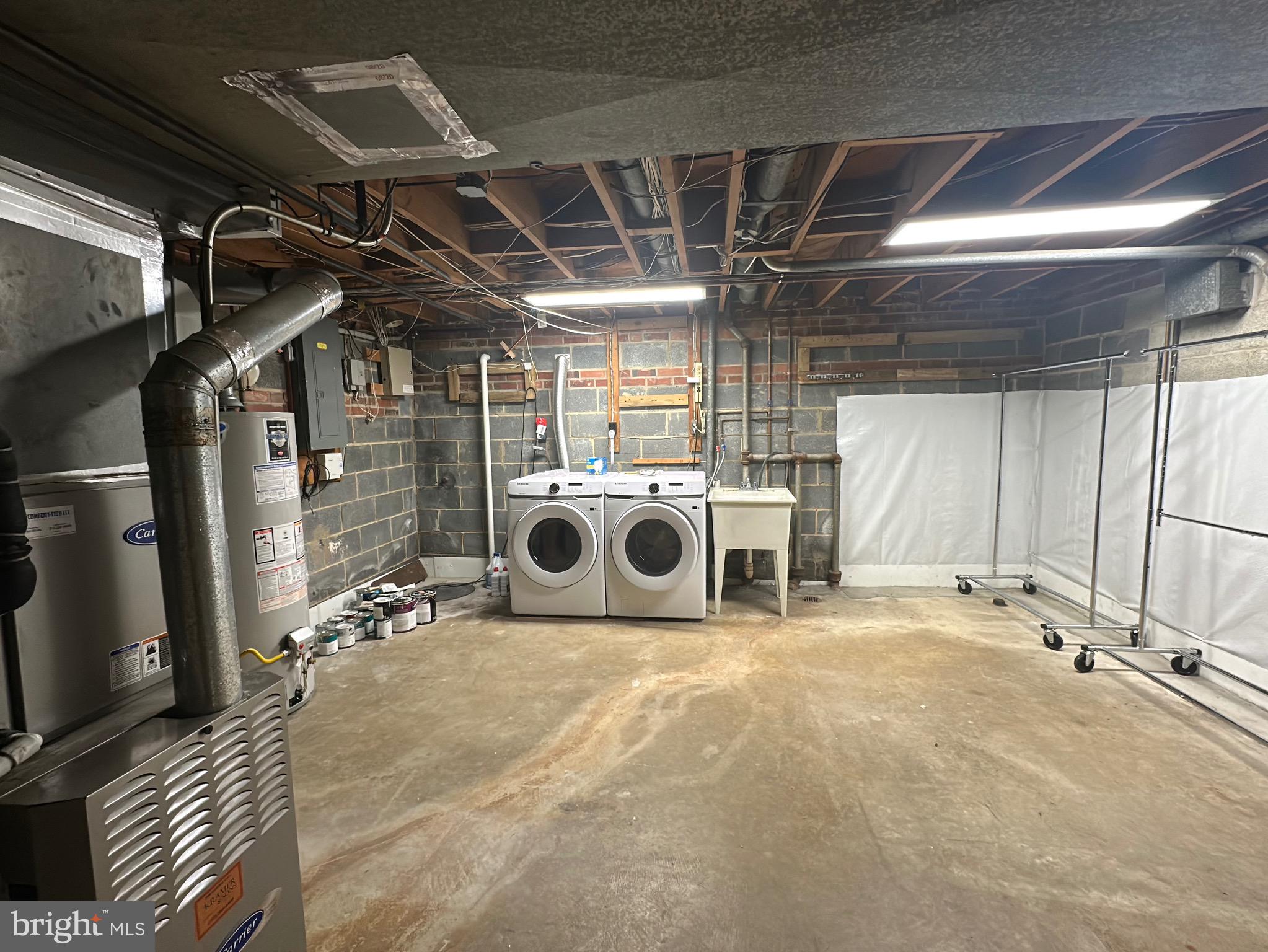 COUNTRY CLUB ESTATES - Residential Lease