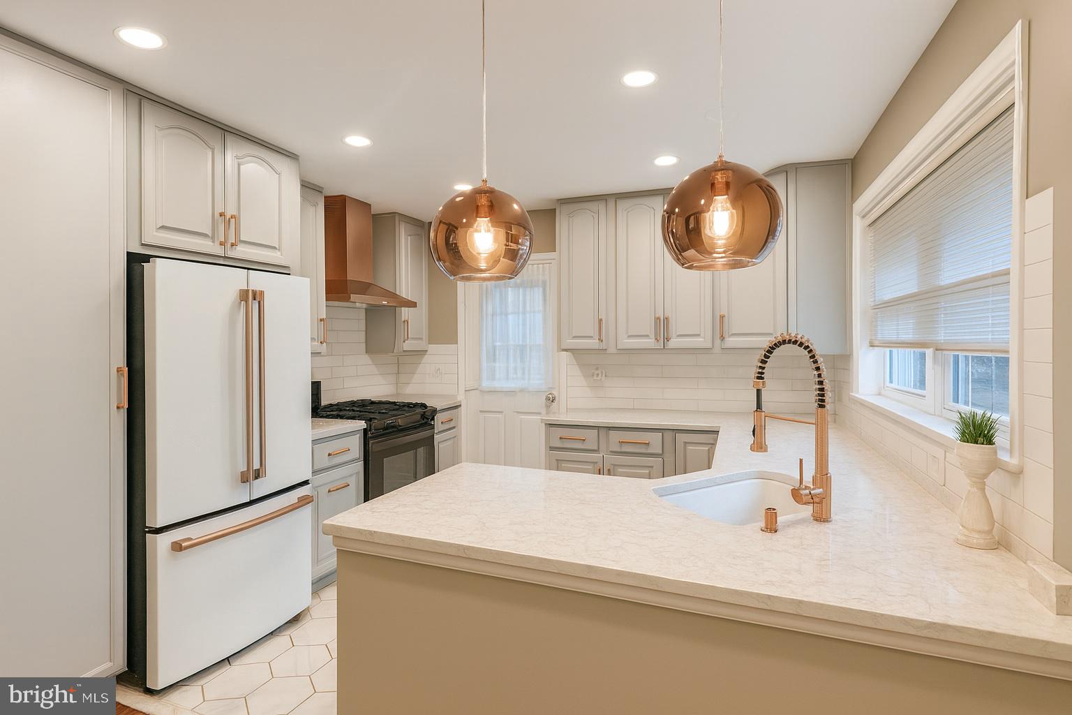 COUNTRY CLUB ESTATES - Residential Lease