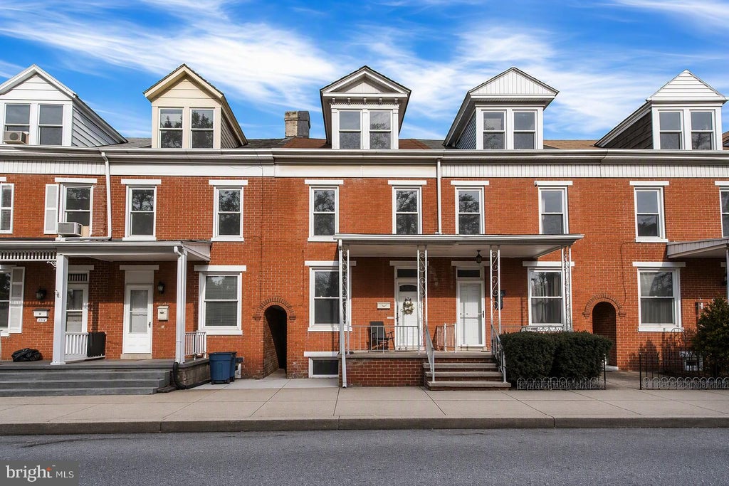 Photo of 1039 W Poplar Street, YORK, PA 17404 (MLS # PAYK2107412)