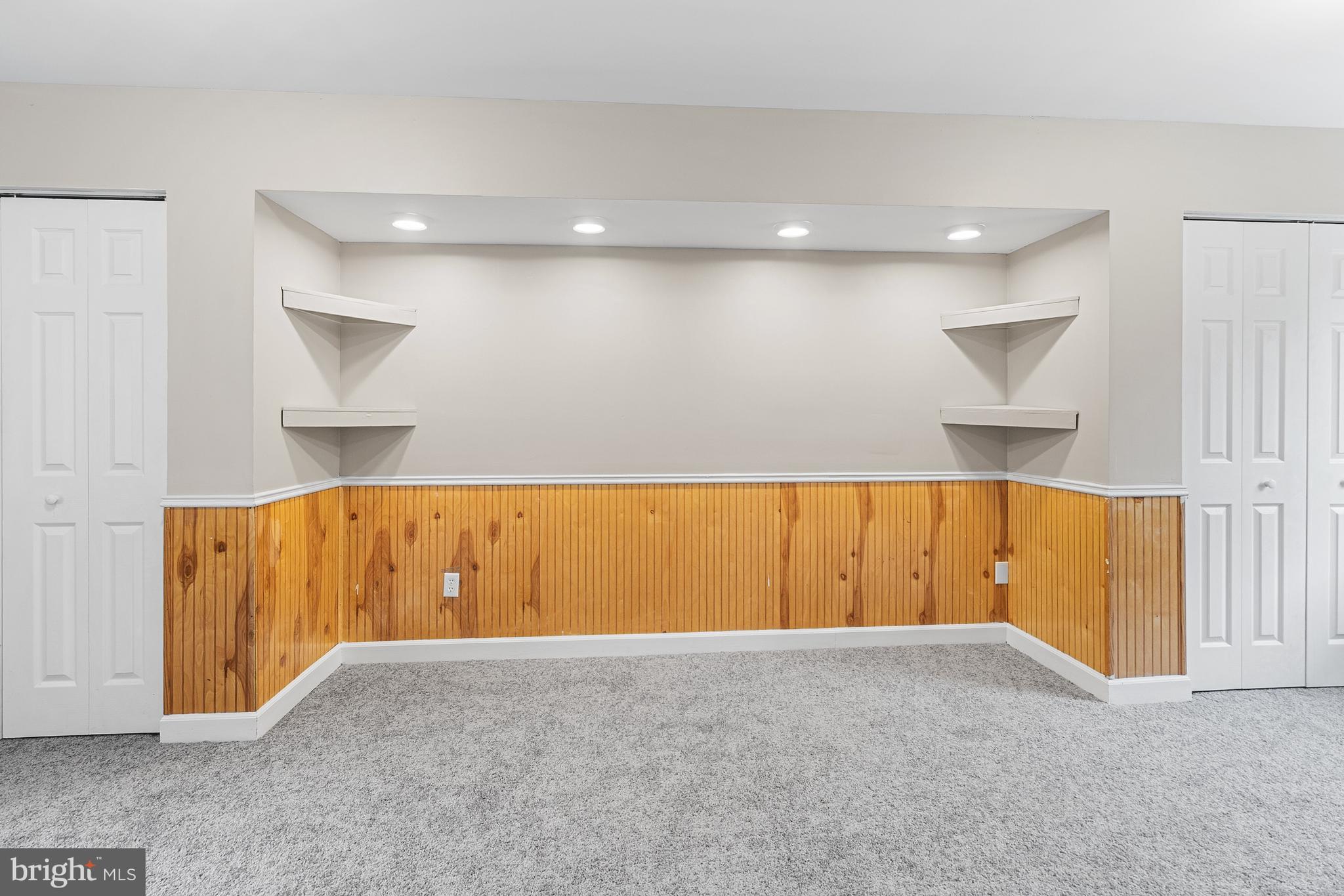 KENSINGTON COURTS - Residential