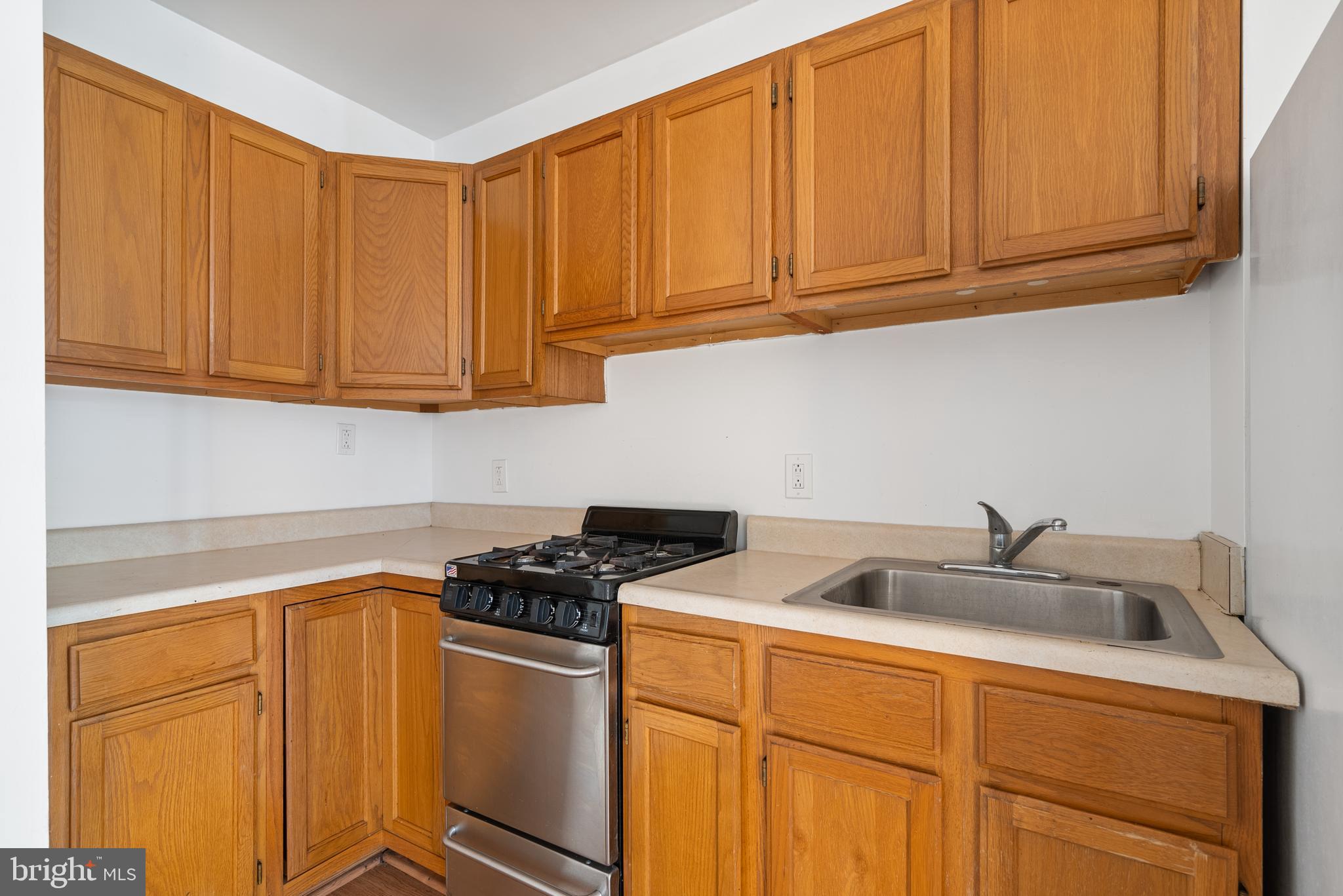 QUEEN VILLAGE - Residential Income