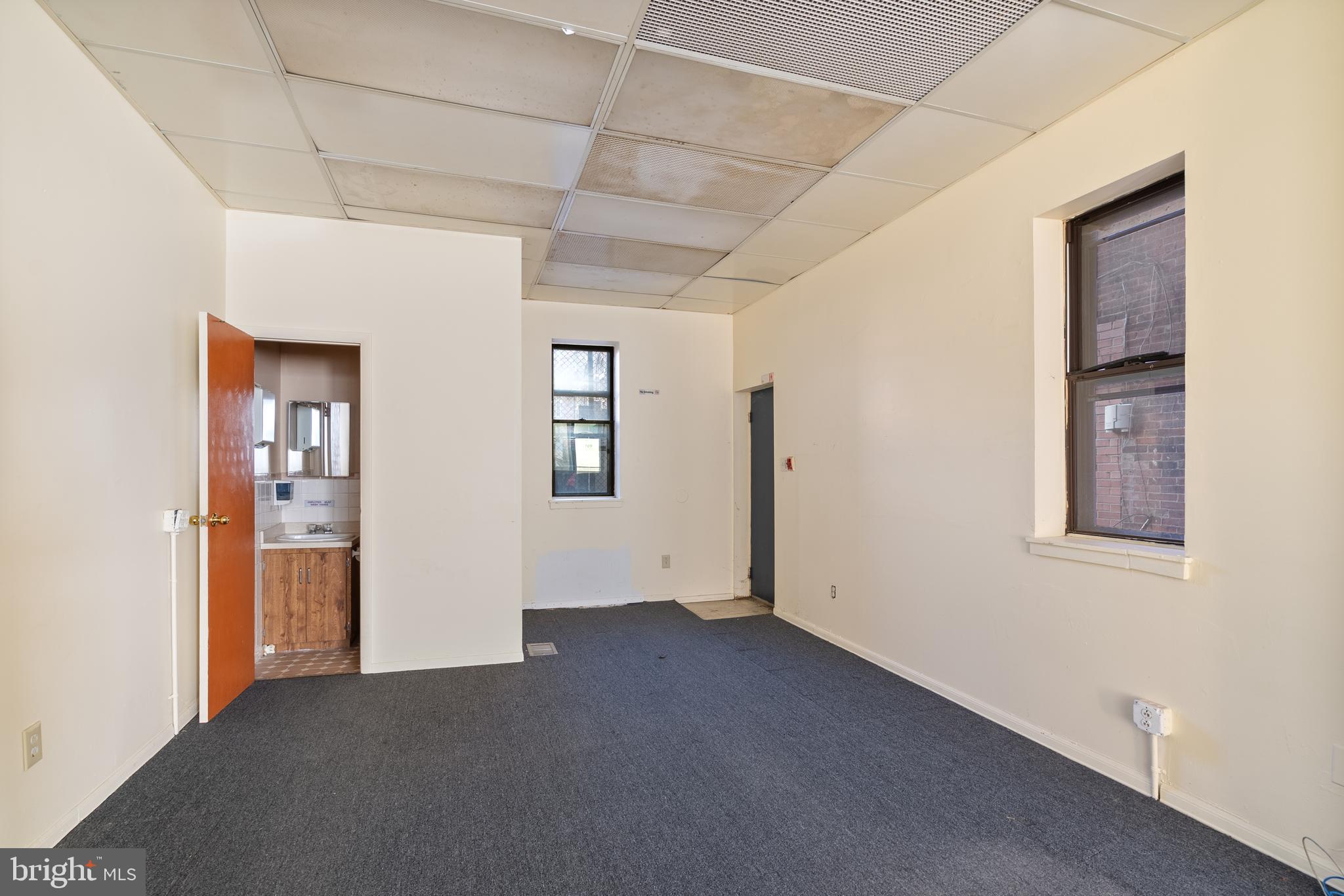 QUEEN VILLAGE - Residential Income