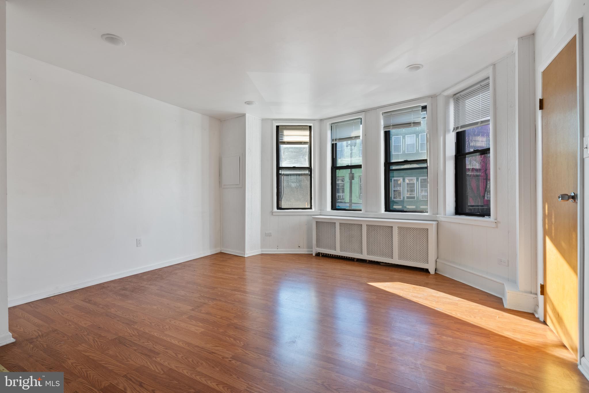 QUEEN VILLAGE - Residential Income