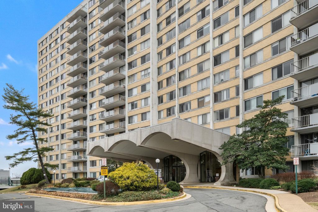 Photo of 301 N Beauregard Street #916, ALEXANDRIA, VA 22312 (MLS # VAAX2050206)