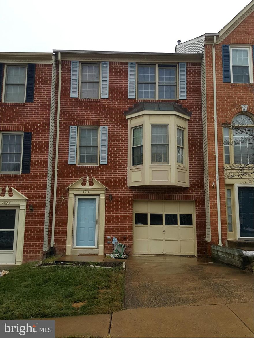 Quiet sought after Lakeridge. Open floor plan, cathedral ceilings. Rec Rm w, gas FP, w/out to. Garage. Huge Master Suite with luxury bath & Walkin Closet.