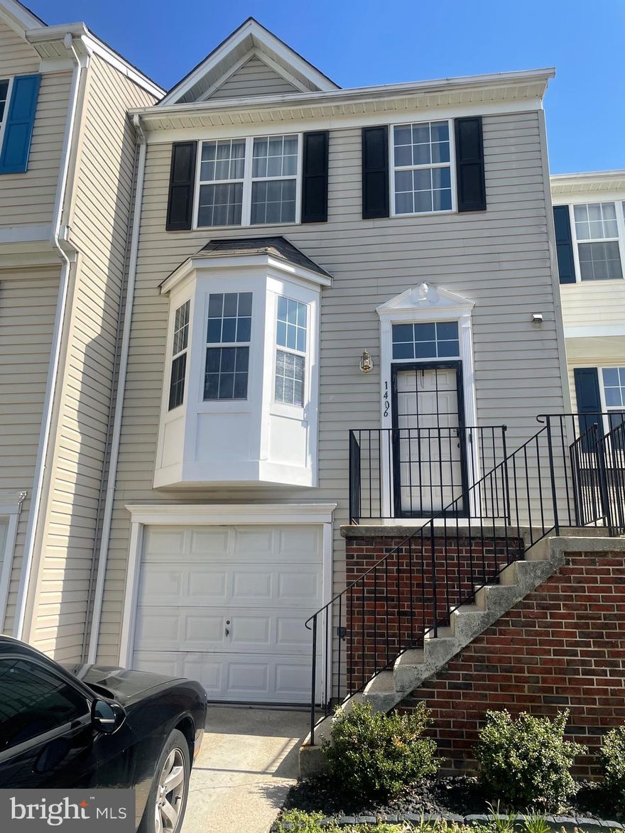 Sold AS-IS! Come make it your own. 3 bedrooms, 2.5 bathrooms with basement space.  Neighboring houses have sold for $350k and above. 
FOR ALL QUESTIONS PLEASE TEXT AND SCHEDULE SHOWINGS ONLINE!

ACTIVE=AVAILABLE