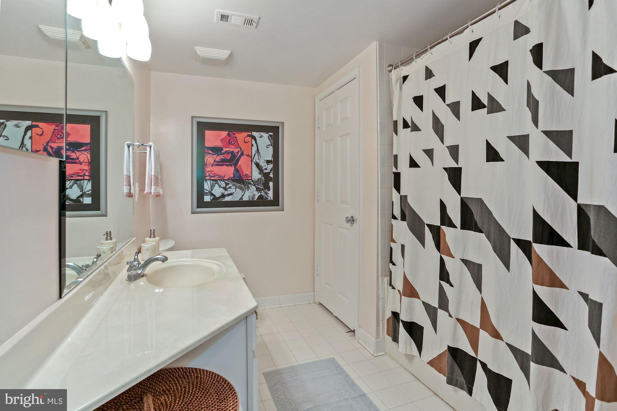 LEXINGTON SQUARE - Residential Lease