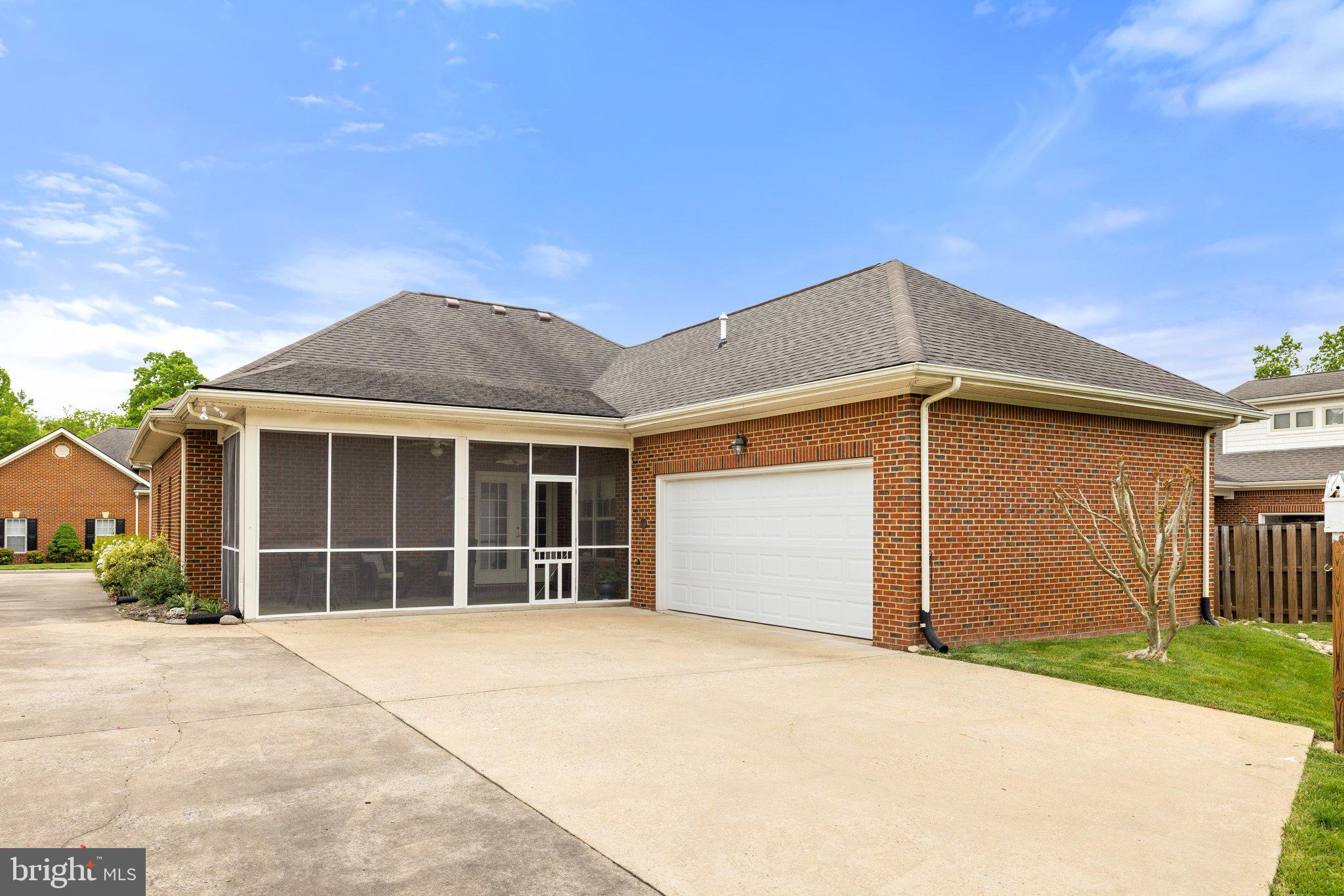CARRIAGE HOUSE CHASE - Residential