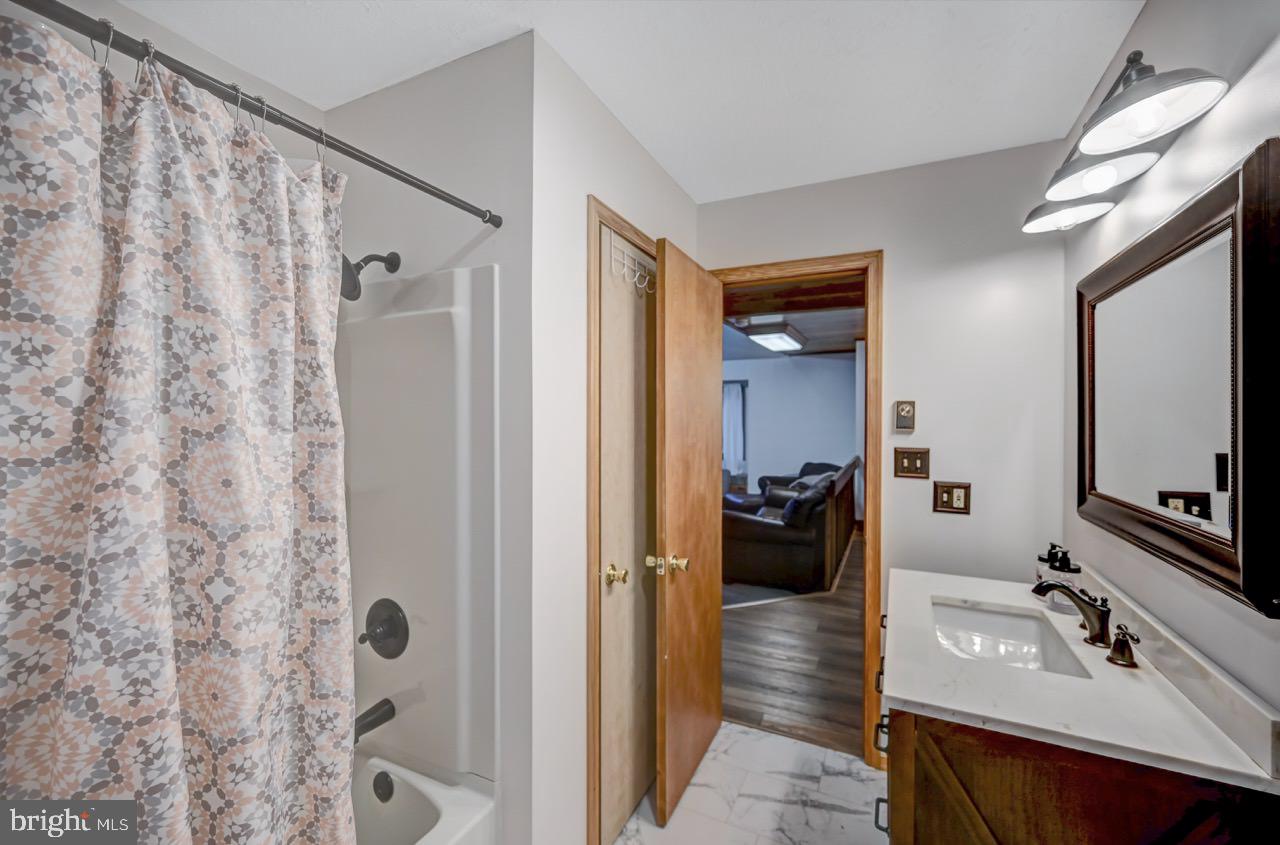 ARROWHEAD  LAKES - Residential