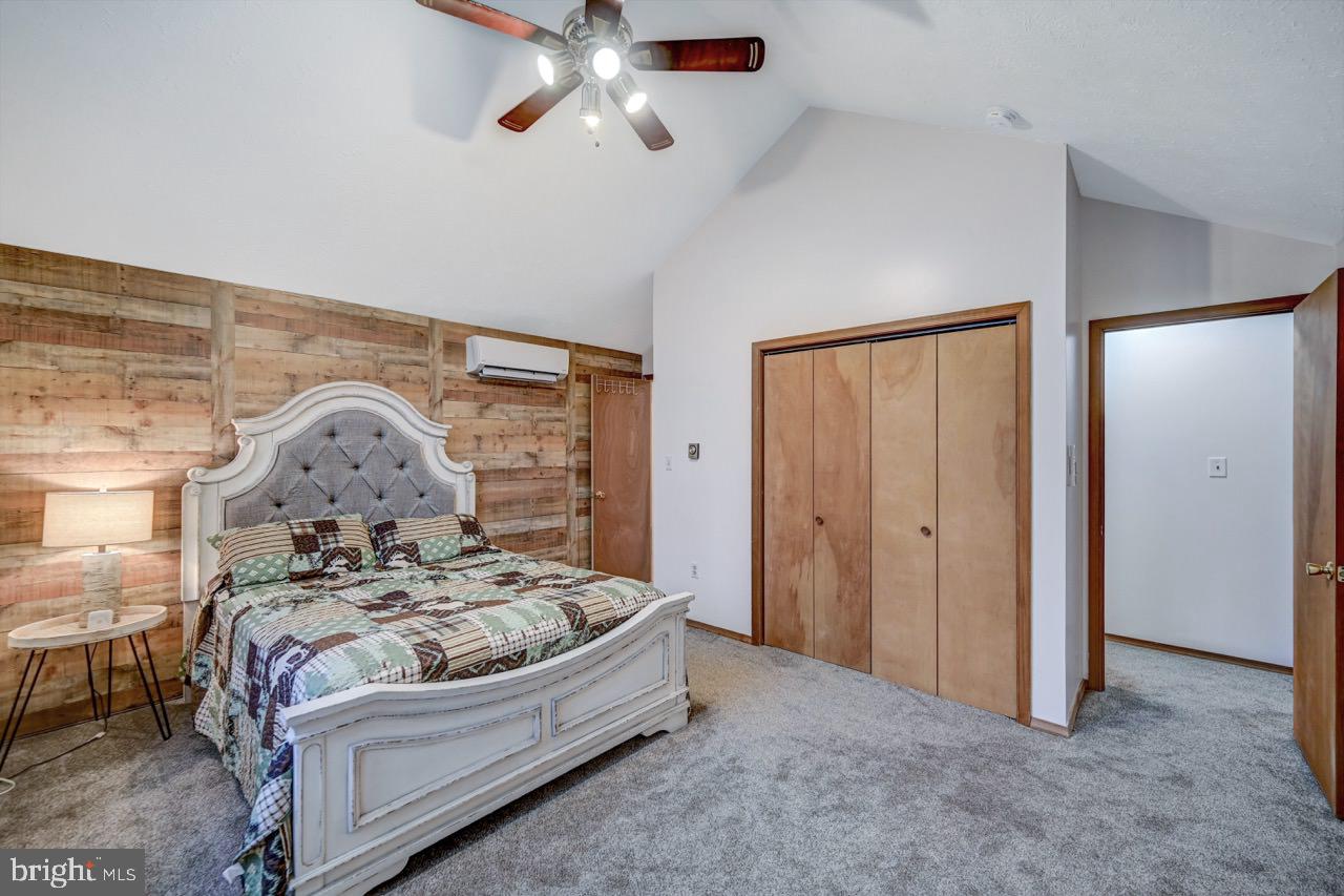ARROWHEAD  LAKES - Residential