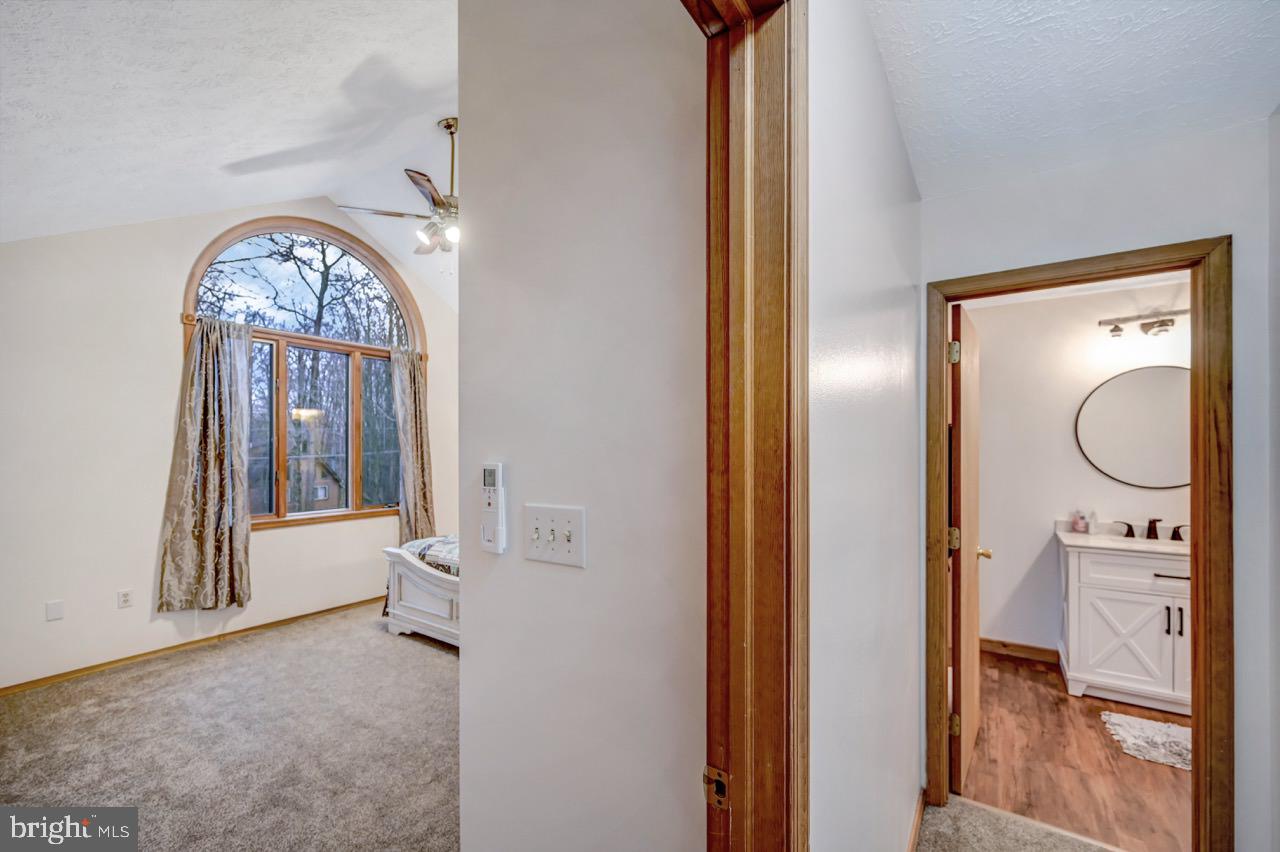 ARROWHEAD  LAKES - Residential