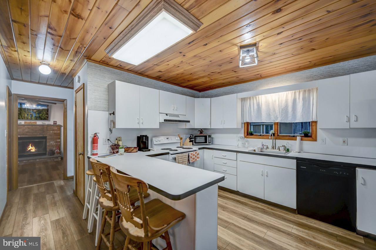 ARROWHEAD  LAKES - Residential