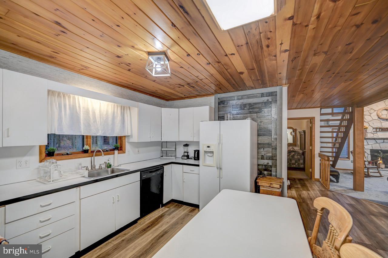 ARROWHEAD  LAKES - Residential
