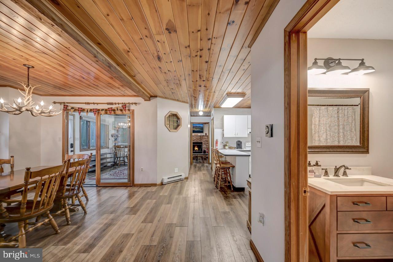 ARROWHEAD  LAKES - Residential