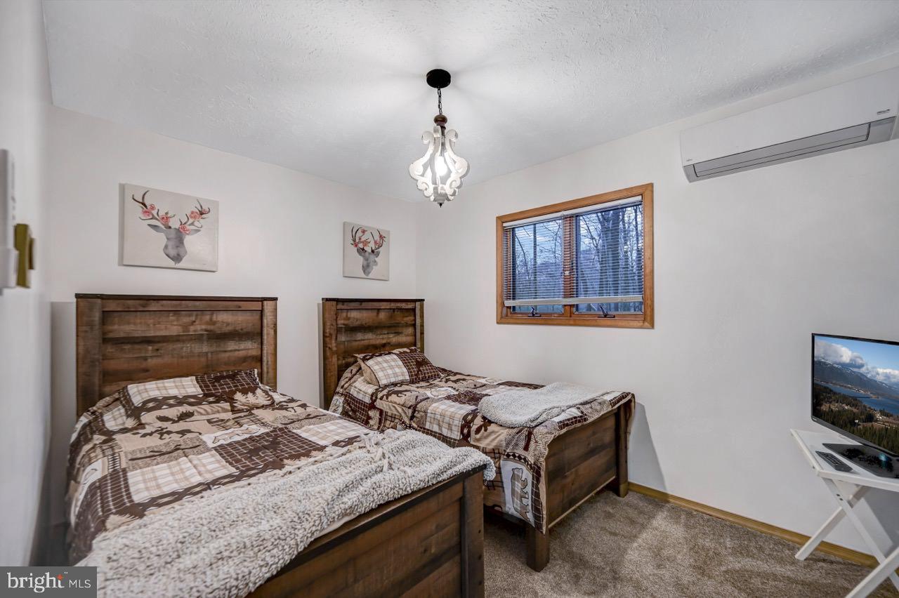 ARROWHEAD  LAKES - Residential