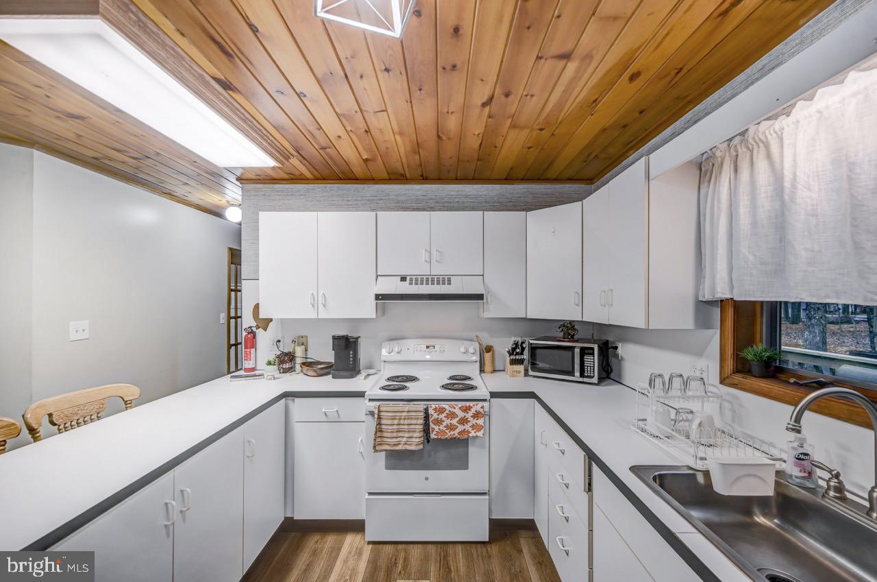 ARROWHEAD  LAKES - Residential