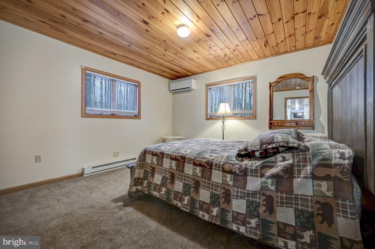 ARROWHEAD  LAKES - Residential