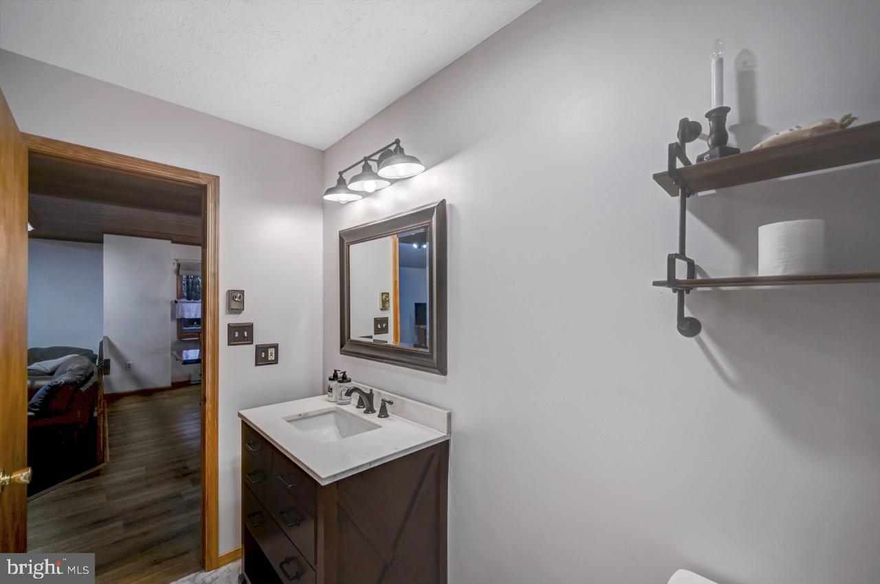 ARROWHEAD  LAKES - Residential