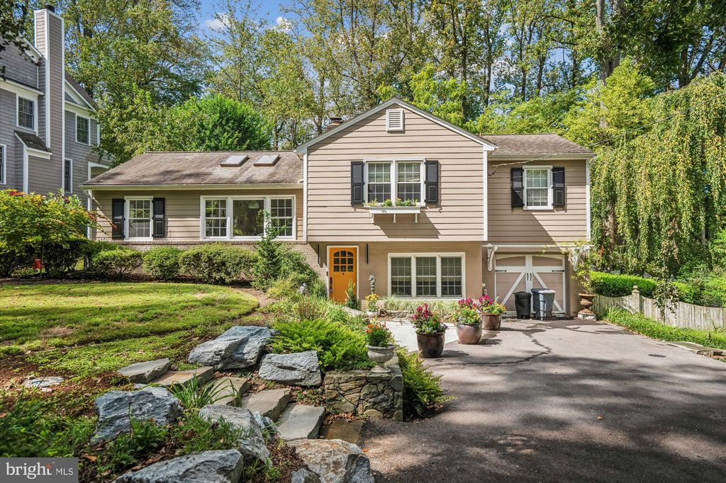 Photo of 11300 Kenilworth Avenue, GARRETT PARK, MD 20896 (MLS # MDMC2196046)