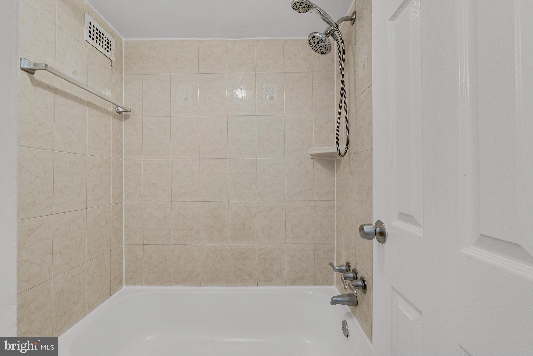 PRESIDENTIAL TOWERS - Residential