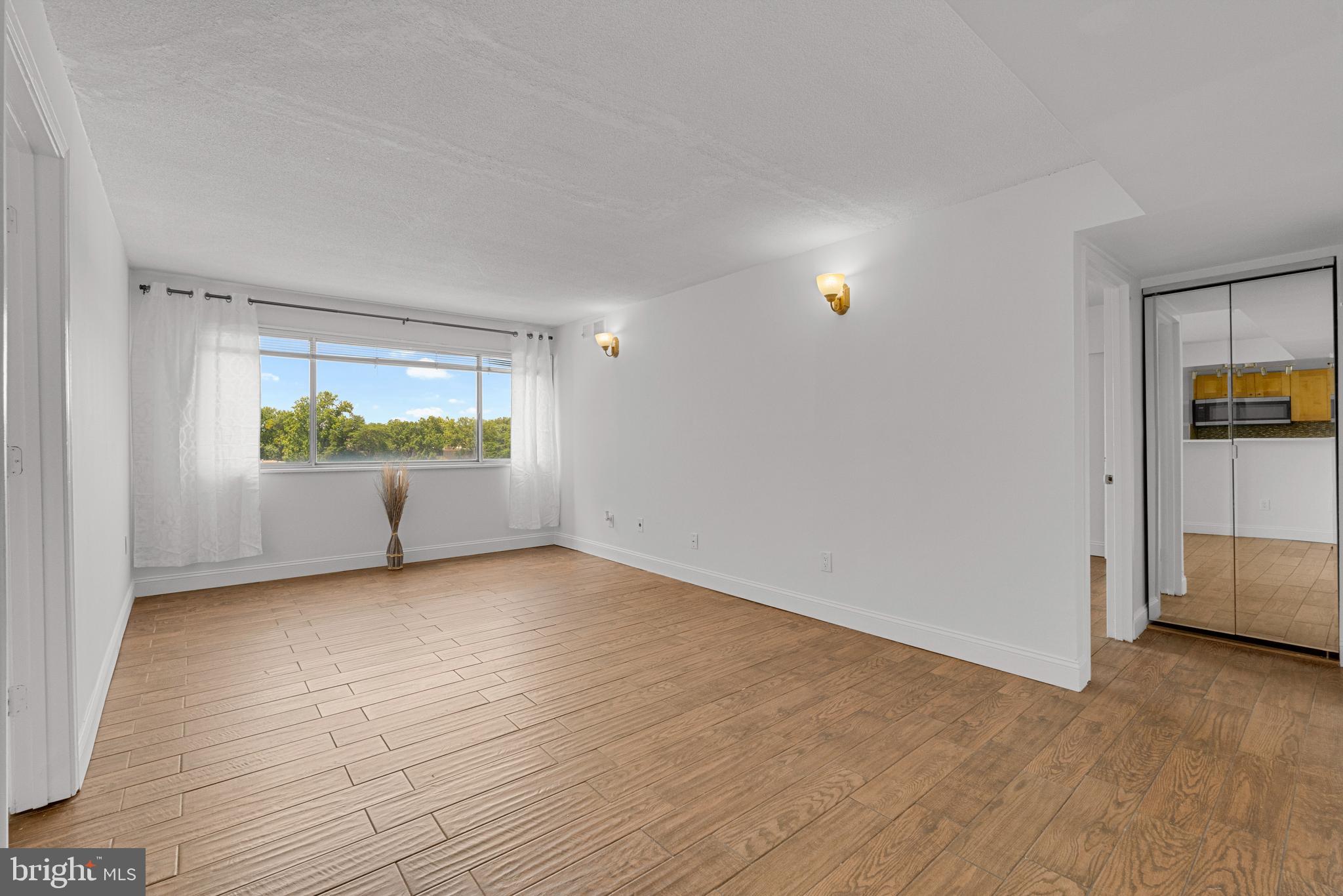 PRESIDENTIAL TOWERS - Residential