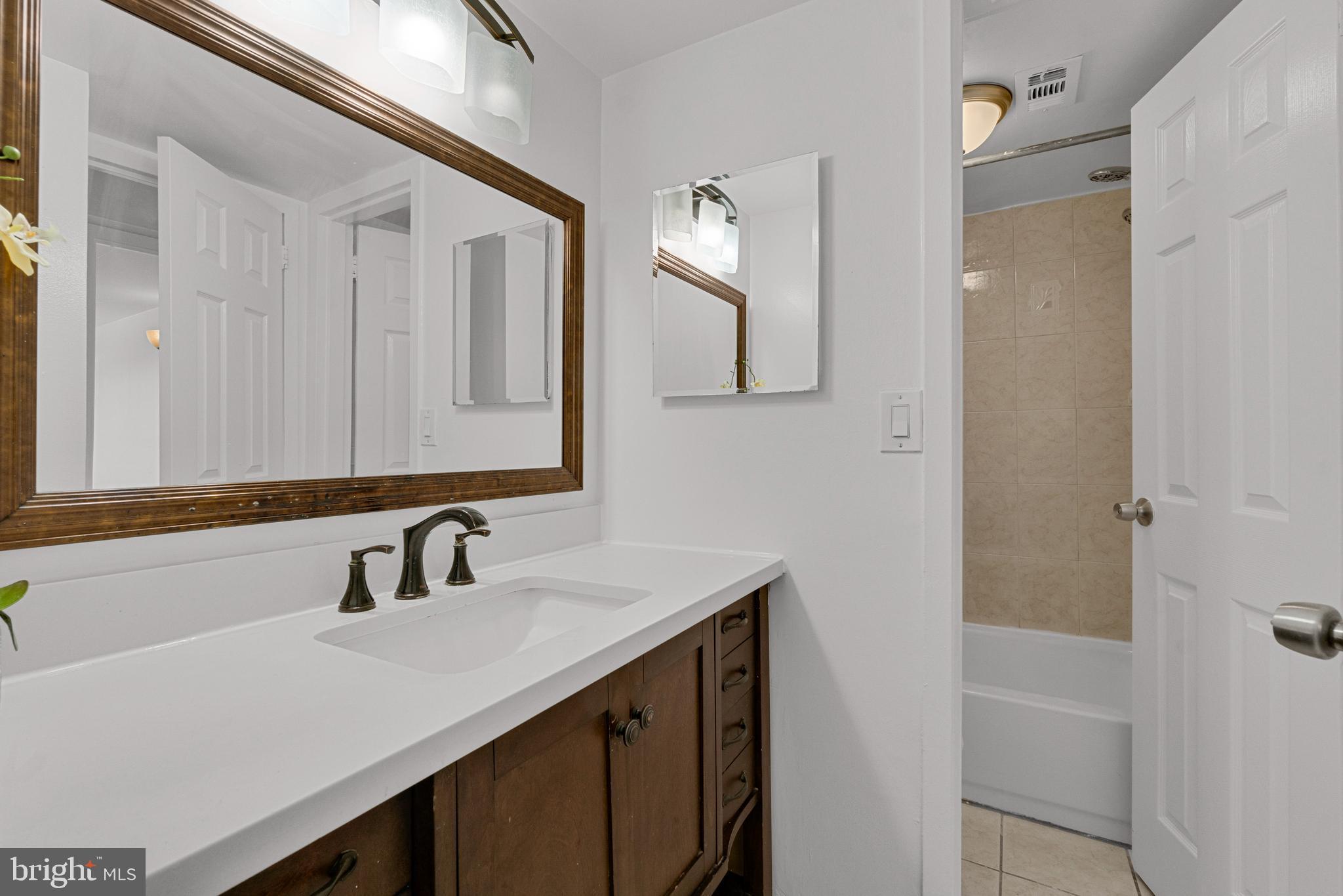 PRESIDENTIAL TOWERS - Residential